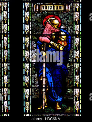 Londres, Angleterre, Royaume-Uni. L'église Holy Trinity, Sloane Street. Vitrail : (Edward Burne-Jones ; 1895) Abraham Banque D'Images