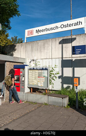 L'homme l'achat de la machine de ticket à Meerbusch-Osterath, NRW, Allemagne Banque D'Images