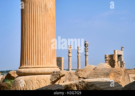 L'Iran, la province du Fars, Persépolis, Patrimoine Mondial de l'UNESCO, piliers de l'Apadane palace Banque D'Images