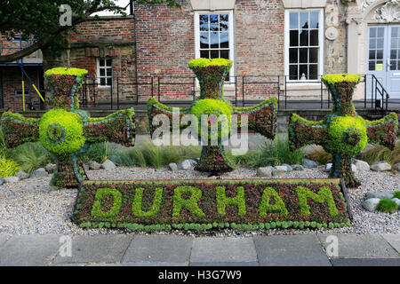 Les bâtiments dans la cour de la cathédrale de Durham, Durham City, County Durham, Angleterre. Banque D'Images