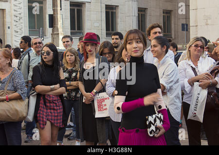Milan Fashion week Septembre 2016 : détails de style glamour girls, comme street style fashion show, à Ferragamo Banque D'Images