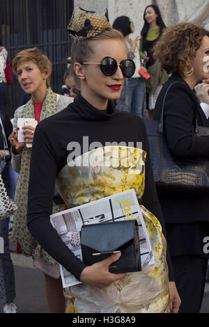 Milan Fashion week Septembre 2016 : détails de style glamour girl, comme street style fashion show, à Ferragamo Banque D'Images