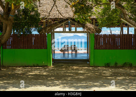 Restaurant de plage près de Areia Branca, Dili, Timor Leste, avec vue sur l'île d'Atauro Banque D'Images