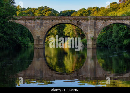 Prebends pont, long avec Framwellgate et Elvet, est l'un des trois ponts en arc en pierre dans le centre de Durham, Angleterre. Banque D'Images