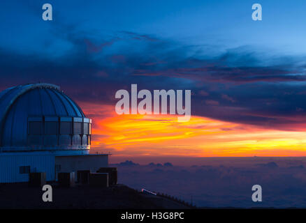 United Kingdom infrared Telescope au coucher du soleil, sur le Mauna Kea, un volcan sur la Big Island, Hawaii Banque D'Images