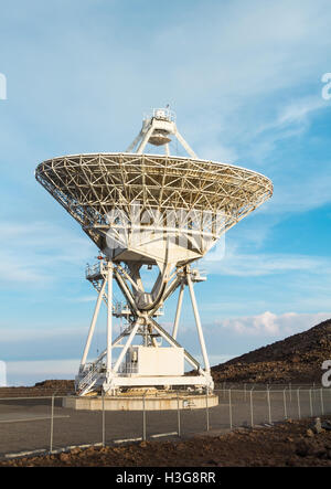 Ce plat de 25 mètres radio telescope, une partie de l'United States très longue base réseau de la Baie est situé sur le volcan Mauna Kea Banque D'Images