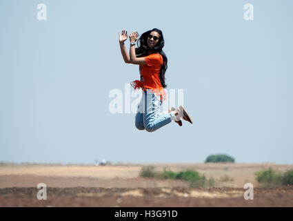 L'image de l'Indian woman lady sautant en l'air, de l'Inde Banque D'Images