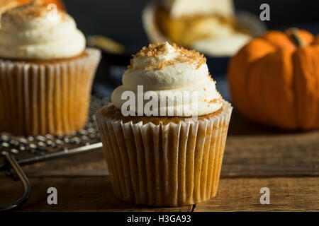 Sweet Spice Citrouille Maison Cupcakes avec le glaçage Banque D'Images