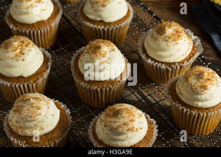 Sweet Spice Citrouille Maison Cupcakes avec le glaçage Banque D'Images