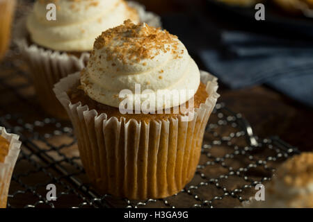 Sweet Spice Citrouille Maison Cupcakes avec le glaçage Banque D'Images