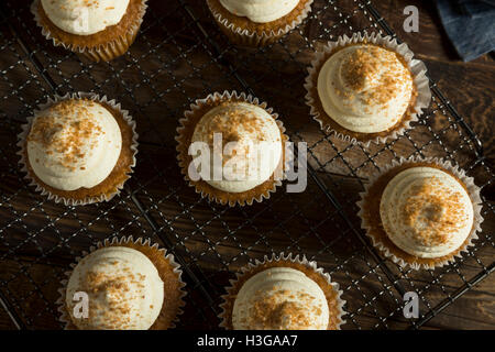 Sweet Spice Citrouille Maison Cupcakes avec le glaçage Banque D'Images