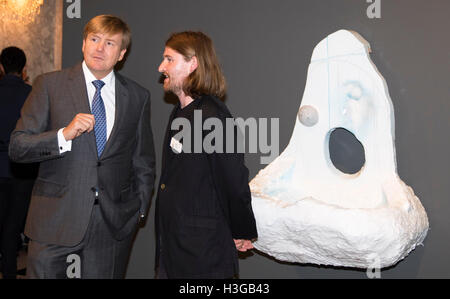 Amsterdam, Pays-Bas. 07Th Oct, 2016. Amsterdam, 07-10-2016 SM le Roi Willem-Alexander et Mike Pratt SM le Roi Willem-Alexander le document de la Koninklijke Prijs voor Vrije Schilderkunst 2016 au Palais Royal d'Amsterdam/PRE/NETHERLANDSOUT Nieboer Albert/Point de vue des crédits : dpa/Alamy Live News Banque D'Images