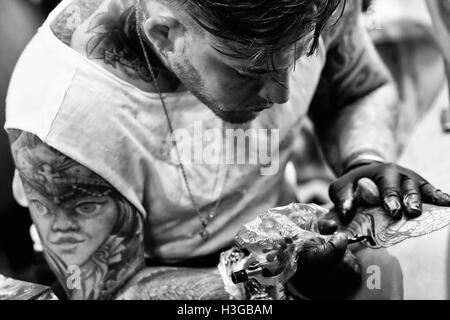 Tel Aviv, Israël. 7 octobre, 2016. Tatouage et perçage des artistes de partout dans le monde inscrivez-vous des dizaines d'éminents artistes israéliens et les amateurs de visite à la Convention de Tatouage 2016 Israël. Banque D'Images