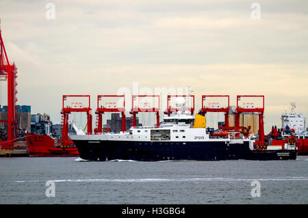 RRS Discovery est un navire de recherche Royal exploité par le Natural Environment Research Council à Liverpool, Merseyside, navire de recherche Discovery quitte le port. Navire de Recherche Royal (RR) La découverte est un état de l'art, la recherche océanographique navire construit pour la recherche environnementale principale du Royaume-Uni, de l'organisation National Environment Research Council (NERC). Le navire un navire de la marine marchande du Royaume-Uni qui effectue des recherches scientifiques pour le gouvernement de Sa Majesté. Ce navire est le plus récent et le plus avancé de la recherche scientifique de l'expédition dans le monde entier. Banque D'Images