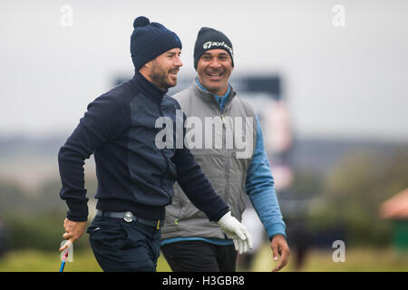 Carnoustie Golf Course, Fife, en Écosse. 07Th Oct, 2016. Alfred Dunhill Links Championship Golf 2ème tour. Ruud Gullit et Jamie Redknapp chat sur le 8ème tee Crédit : Action Plus Sports/Alamy Live News Banque D'Images