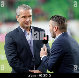 Budapest, Hongrie. 07Th Oct, 2016. BUDAPEST, HONGRIE - 7 octobre : l'entraîneur-chef Bernd Storck (L) de la Hongrie est interrogé pendant la Coupe du Monde FIFA 2018 match qualificatif entre la Hongrie et la Suisse à Groupama Arena le 7 octobre 2016 à Budapest, Hongrie. Credit : Laszlo Szirtesi/Alamy Live News Banque D'Images