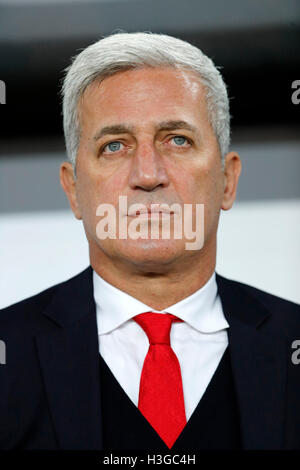 Budapest, Hongrie. 07Th Oct, 2016. BUDAPEST, HONGRIE - 7 octobre : entraîneur en chef Vladimir Petkovic de la Suisse est à l'écoute de l'hymne national au cours de la qualification de la Coupe du Monde FIFA 2018 match entre la Hongrie et la Suisse à Groupama Arena le 7 octobre 2016 à Budapest, Hongrie. Credit : Laszlo Szirtesi/Alamy Live News Banque D'Images