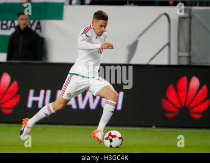 Budapest, Hongrie. 07e octobre 2016. BUDAPEST, HONGRIE - OCTOBRE 7 : Zoltan Stieber, de Hongrie, contrôle le ballon lors du match de qualification de la coupe du monde FIFA 2018 entre la Hongrie et la Suisse à Groupama Arena le 7 octobre 2016 à Budapest, Hongrie. Credit: Laszlo Szirtesi/Alay Live News Banque D'Images