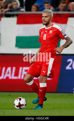 Budapest, Hongrie. 07Th Oct, 2016. BUDAPEST, HONGRIE - 7 octobre : Valon Behrami de Suisse contrôle le ballon au cours de la qualification de la Coupe du Monde FIFA 2018 match entre la Hongrie et la Suisse à Groupama Arena le 7 octobre 2016 à Budapest, Hongrie. Credit : Laszlo Szirtesi/Alamy Live News Banque D'Images