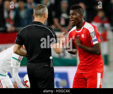 Budapest, Hongrie. 07Th Oct, 2016. BUDAPEST, HONGRIE - 7 octobre : Grosse Caye Breel (R) de la Suisse soutient avec arbitre Bjorn Kuipers (L) au cours de la qualification de la Coupe du Monde FIFA 2018 match entre la Hongrie et la Suisse à Groupama Arena le 7 octobre 2016 à Budapest, Hongrie. Credit : Laszlo Szirtesi/Alamy Live News Banque D'Images