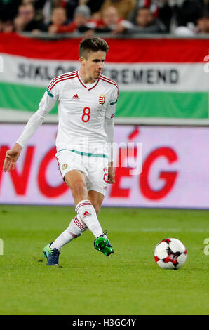 Budapest, Hongrie. 07Th Oct, 2016. BUDAPEST, HONGRIE - 7 octobre : Adam Nagy de Hongrie passe le ballon au cours de la qualification de la Coupe du Monde FIFA 2018 match entre la Hongrie et la Suisse à Groupama Arena le 7 octobre 2016 à Budapest, Hongrie. Credit : Laszlo Szirtesi/Alamy Live News Banque D'Images