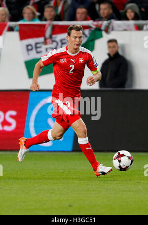 Budapest, Hongrie. 07Th Oct, 2016. BUDAPEST, HONGRIE - 7 octobre : Stephan Lichtsteiner de Suisse contrôle le ballon au cours de la qualification de la Coupe du Monde FIFA 2018 match entre la Hongrie et la Suisse à Groupama Arena le 7 octobre 2016 à Budapest, Hongrie. Credit : Laszlo Szirtesi/Alamy Live News Banque D'Images