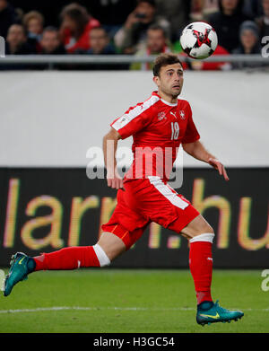 Budapest, Hongrie. 07Th Oct, 2016. BUDAPEST, HONGRIE - 7 octobre : Admir Mehmedi Suisse suit la balle pendant la Coupe 2018 match de qualification de la Coupe du Monde entre la Hongrie et la Suisse à Groupama Arena le 7 octobre 2016 à Budapest, Hongrie. Credit : Laszlo Szirtesi/Alamy Live News Banque D'Images