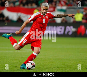 Budapest, Hongrie. 07Th Oct, 2016. BUDAPEST, HONGRIE - 7 octobre : Valon Behrami de la Suisse tire au but lors de la qualification de la Coupe du Monde FIFA 2018 match entre la Hongrie et la Suisse à Groupama Arena le 7 octobre 2016 à Budapest, Hongrie. Credit : Laszlo Szirtesi/Alamy Live News Banque D'Images