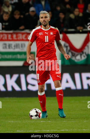 Budapest, Hongrie. 07Th Oct, 2016. BUDAPEST, HONGRIE - 7 octobre : Valon Behrami de Suisse contrôle le ballon au cours de la qualification de la Coupe du Monde FIFA 2018 match entre la Hongrie et la Suisse à Groupama Arena le 7 octobre 2016 à Budapest, Hongrie. Credit : Laszlo Szirtesi/Alamy Live News Banque D'Images