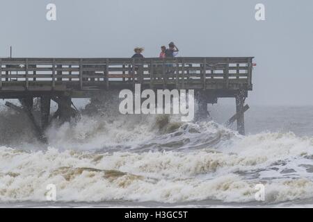 Isle of Palms, United States. 07Th Oct, 2016. Les gens regardent les vagues contre la mer cabines bash pier que l'Ouragan Matthew approche de la côte le barattage de l'Océan Atlantique le 7 octobre 2016 à l'Isle of Palms, Caroline du Sud. L'ouragan devrait toucher terre près de Charleston comme une tempête de catégorie 2 avec des vents forts, de la pluie et d'orage serge. Credit : Planetpix/Alamy Live News Banque D'Images