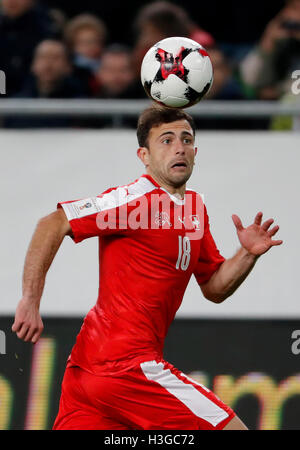 Budapest, Hongrie. 07Th Oct, 2016. BUDAPEST, HONGRIE - 7 octobre : Admir Mehmedi Suisse tente de contrôler la balle pendant la Coupe 2018 match de qualification de la Coupe du Monde entre la Hongrie et la Suisse à Groupama Arena le 7 octobre 2016 à Budapest, Hongrie. Credit : Laszlo Szirtesi/Alamy Live News Banque D'Images