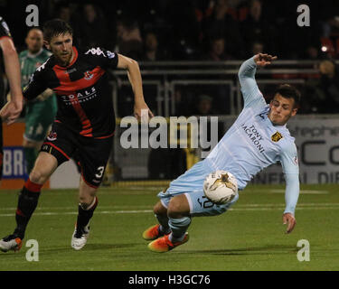 Seaview, Belfast, Royaume-Uni. 01 Oct 2016 - IRN BRU Cup (4ème cycle), les Croisés 1 Livingston 2. Livingston's Danny Mullen (10) et les Croisés Howard Beverland (3) en action. David Hunter/Alamy Live News. Banque D'Images