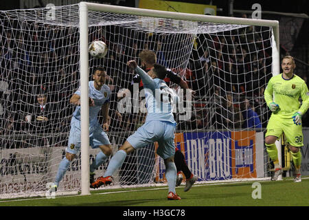 Seaview, Belfast, Royaume-Uni. 01 Oct 2016 - IRN BRU Cup (4ème cycle), les Croisés 1 Livingston 2. David des croisés Cushley (rouge/noir) chefs de large sous pression. David Hunter/Alamy Live News. Banque D'Images