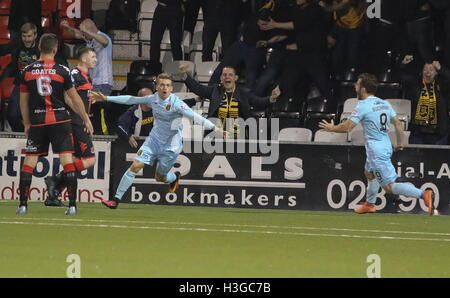 Seaview, Belfast, Royaume-Uni. 01 Oct 2016 - IRN BRU Cup (4ème cycle), les Croisés 1 Livingston 2. Livingston's Josh Mullin (à gauche) célèbre son but. David Hunter/Alamy Live News. Banque D'Images