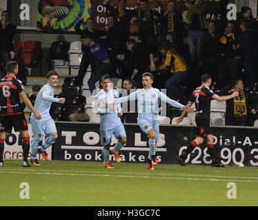 Seaview, Belfast, Royaume-Uni. 01 Oct 2016 - IRN BRU Cup (4ème cycle), les Croisés 1 Livingston 2. Livingston's Josh Mullin (à droite) célèbre son but. David Hunter/Alamy Live News. Banque D'Images