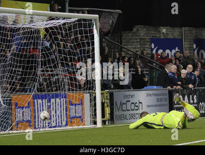 Seaview, Belfast, Royaume-Uni. 01 Oct 2016 - IRN BRU Cup (4ème cycle), les Croisés 1 Livingston 2. Jordan Owens' shot bat Livingston keeper Gary Maley au niveau l'égalité. David Hunter/Alamy Live News. Banque D'Images