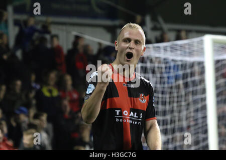 Seaview, Belfast, Royaume-Uni. 01 Oct 2016 - IRN BRU Cup (4ème cycle), les Croisés 1 Livingston 2. Jordan Owens célèbre son égaliseur pour les croisés. David Hunter/Alamy Live News. Banque D'Images