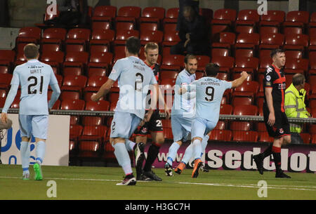 Seaview, Belfast, Royaume-Uni. 01 Oct 2016 - IRN BRU Cup (4ème cycle), les Croisés 1 Livingston 2. Livingston's Scott Pittman est félicité par Liam Buchanan (9) sur sa fin, fin, gagnant. David Hunter/Alamy Live News. Banque D'Images