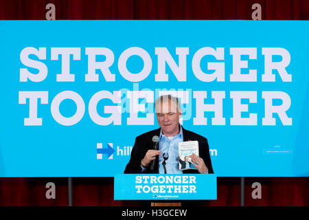 Henderson, États-Unis. 07Th Oct, 2016. Le sénateur Tim Kaine s'adresse à la foule lors de son événement avec les aînés Nevada le 7 octobre 2016 à Mac Donald Ranch Community Centre à Henderson, NV. Crédit : l'accès Photo/Alamy Live News Banque D'Images