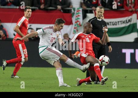 Budapest, Hongrie. 7 Oct, 2016. Le suisse Gelson Fernandes, renfort du longeron avant (R) et de l'Hongrie Zoltan Gera (avant, L) lutte pour le ballon pendant le match de qualification de la Coupe du Monde 2018 entre la Suisse et la Hongrie à Budapest, Hongrie, le 7 octobre 2016. La Suisse a battu la Hongrie 3-2. Credit : Attila Volgyi/Xinhua/Alamy Live News Banque D'Images