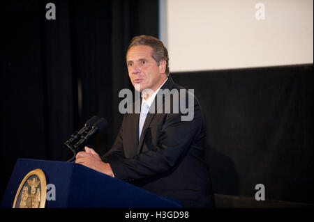 New York, New York, USA. 07Th Oct, 2016. Gouverneur Andrew M. Cuomo parle au premier ministre de Newtown au Landmark Sunshine Theatre Le 7 octobre 2016 à New York, New York. Crédit : l'accès Photo/Alamy Live News Banque D'Images