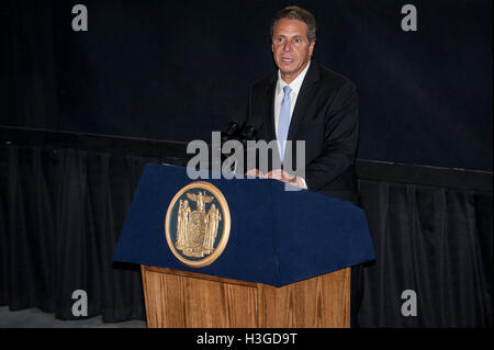 New York, New York, USA. 07Th Oct, 2016. Gouverneur Andrew M. Cuomo parle au premier ministre de Newtown au Landmark Sunshine Theatre Le 7 octobre 2016 à New York, New York. Crédit : l'accès Photo/Alamy Live News Banque D'Images
