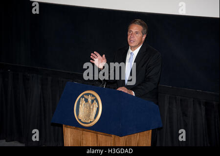 New York, New York, USA. 07Th Oct, 2016. Gouverneur Andrew M. Cuomo parle au premier ministre de Newtown au Landmark Sunshine Theatre Le 7 octobre 2016 à New York, New York. Crédit : l'accès Photo/Alamy Live News Banque D'Images