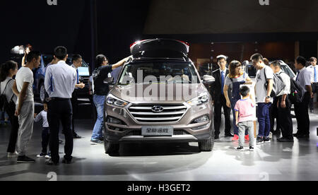 Nanjing, Jiangsu Province de la Chine. 2e oct, 2016. Personnes visitent une auto show de Nanjing, capitale de la province de Jiangsu, Chine orientale, le 2 octobre 2016. Passé chinois un record somme d'argent sur des achats et de l'alimentation au cours de la dernière semaine de la fête nationale, selon le ministère du Commerce, le vendredi. Les entreprises dans le commerce de détail et restauration ploutocrates de environ 1,2 billion de yuans (180 milliards de dollars américains) à partir de 1er octobre au 7 octobre, en hausse de 10,7 pour cent, selon les données de GPM. © Liu Jianhua/Xinhua/Alamy Live News Banque D'Images