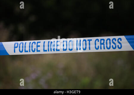 Haringey, Nord de Londres. 8 Oct 2016. Cordons restent en place sur les lieux. Un homme se bat pour sa vie à l'hôpital après avoir été tourné en Hornsey High Street sur Le vendredi 7 Oct, Haringey, nord de Londres. Credit : Dinendra Haria/Alamy Live News Banque D'Images