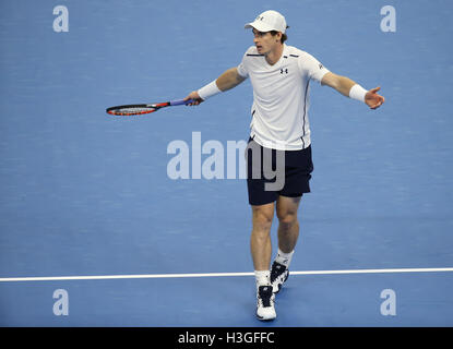 Beijing, Chine. 8 octobre 2016. Andy Murray la Grande-Bretagne réagit au cours de sa demi-finale du tournoi contre David Ferrer de l'Espagne à la Chine Open de tennis à Beijing, capitale de Chine, le 8 oct., 2016. Andy Murray a gagné 2-0. Credit : Xing Guangli/Xinhua/Alamy Live News Banque D'Images