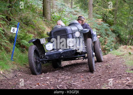 L'Smatcher, New Radnor, Powys, Wales, UK - Samedi 8 Octobre 2016 - UN 1927 Ford Model T en concurrence dans le Vintage Sports-Car Club (CSECC ) Hill Climb au Smatcher une pente de colline boisée de Powys. Les concurrents de gagner des points pour la vitesse ou pas le temps mais jusqu'en haut de la colline, ils parviennent à conduire leur voiture de sport vintage. Banque D'Images