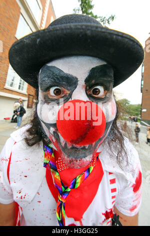 Londres, Royaume-Uni. 8 octobre 2016. Les participants déguisés en zombies morts-vivants pour World Zombie Day à Londres Crédit : Paul Brown/Alamy Live News Banque D'Images