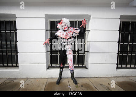 Londres, Royaume-Uni. 8 octobre 2016. Les participants déguisés en zombies morts-vivants pour World Zombie Day à Londres Crédit : Paul Brown/Alamy Live News Banque D'Images