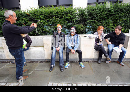 Londres, Royaume-Uni. 8 octobre 2016. Les participants déguisés en zombies morts-vivants pour World Zombie Day à Londres Crédit : Paul Brown/Alamy Live News Banque D'Images